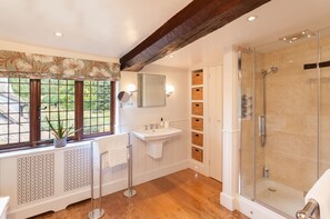 Combined shower/bathtub, hair dryer, towels, soap - Exclusive and private regenerative farming estate set in the English countryside (Worcester)
