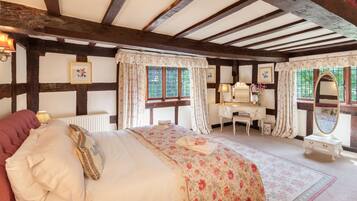 9 bedrooms, in-room safe, iron/ironing board, free WiFi