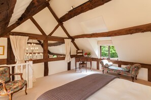 9 bedrooms, in-room safe, iron/ironing board, free WiFi