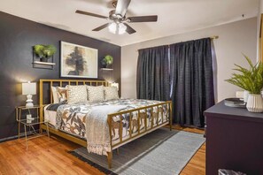 4 chambres, bureau, fer et planche à repasser, lit parapluie