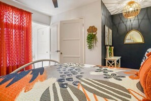 4 habitaciones, escritorio y tabla de planchar con plancha 