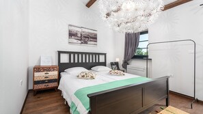 4 bedrooms, iron/ironing board, WiFi, bed sheets