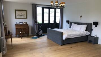 Chambre Deluxe, 1 grand lit, vue parc | Coffres-forts dans les chambres, décoration personnalisée, bureau