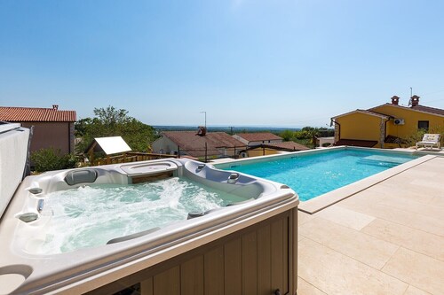 Villa Carimelli with pool and Whirlpool