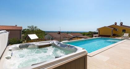 Villa Carimelli with pool and Whirlpool