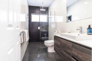 Baignoire, séchoir à cheveux, serviettes fournies, shampooing