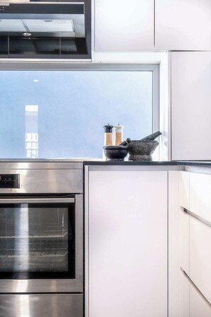 Réfrigérateur, four à micro-ondes, un four, surface de cuisson