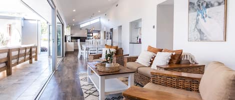 Télévision, livres, espaces bureaux