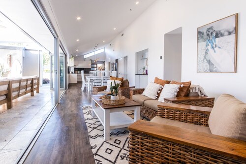 Pet Friendly House Opposite Bokarina Beach