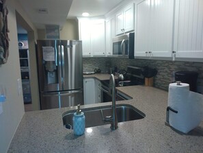 ثلاجة، ميكروويف، فرن، موقد طهي مسطح