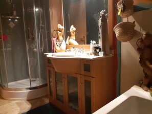 Baignoire, savon, papier toilette