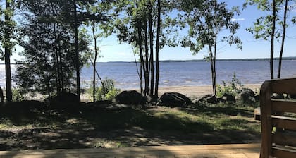 Newly Renovated 4 Bedcottage on the Ottawa River with Sandy Beaches & Warm Water