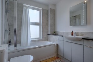 Een douche, een haardroger, handdoeken