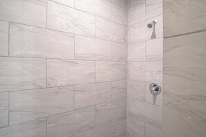 Huis (3 Bedrooms) | Badkamer | Een aparte badkuip en douche, handdoeken, shampoo