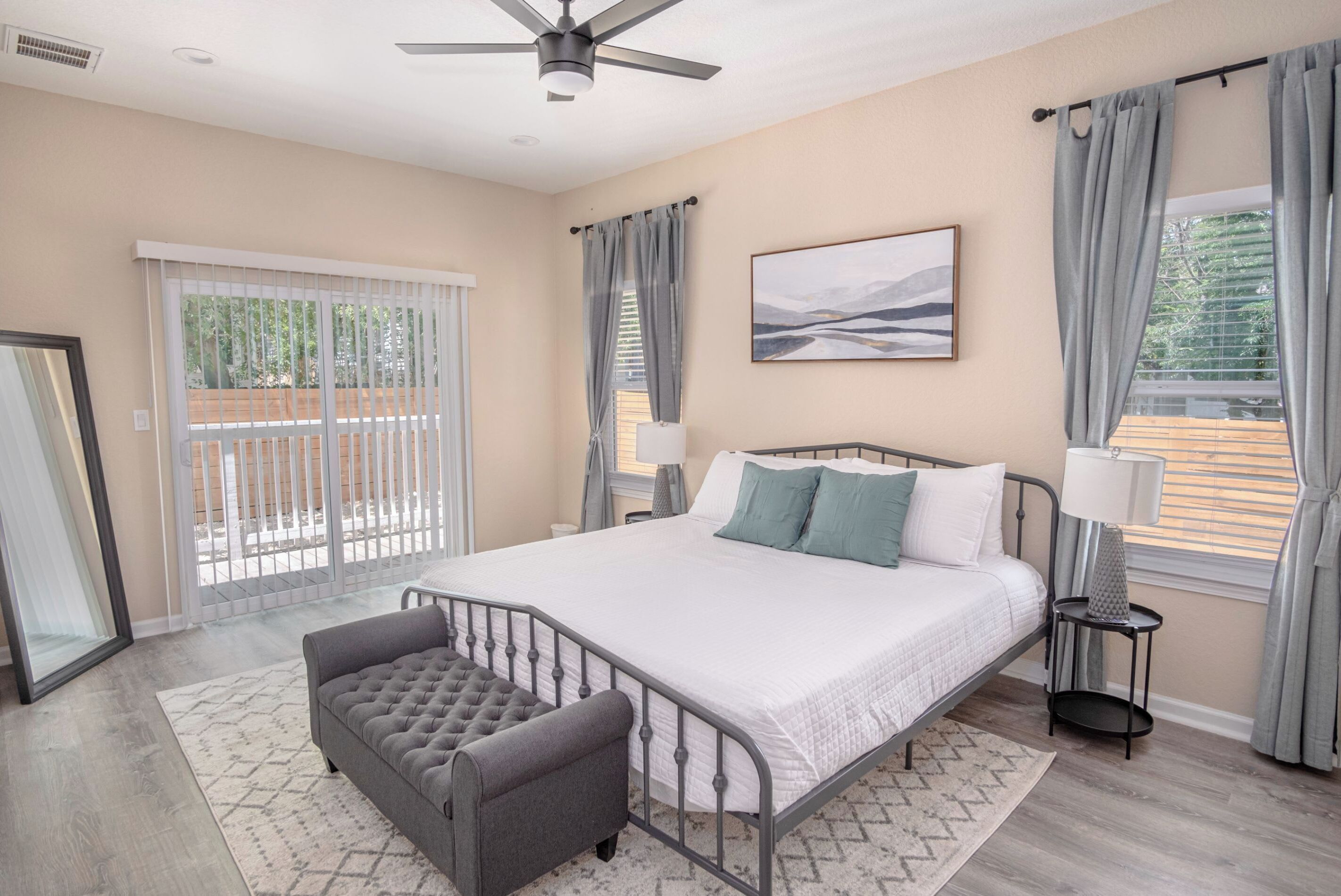 Hus (3 Bedrooms) | 3 soverom, skrivebord for bærbar PC, strykejern/-brett og sengetøy