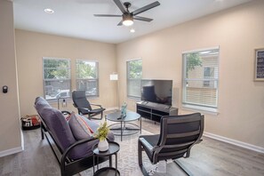 独立别墅 (3 Bedrooms) | 起居区 | 50-英寸电视(配备数码频道)