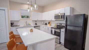 Casa (3 Bedrooms) | Cocina privada | Microondas, horno y comedor