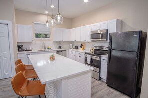 独立别墅 (3 Bedrooms) | 私人厨房 | 微波炉、烤箱、餐桌