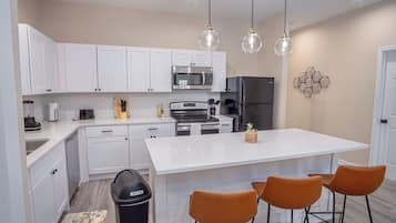 House (3 Bedrooms) | Private kitchen | Microwave, oven, dining tables