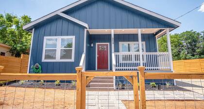 Beautiful Fenced 3BR 2BA Near Exciting Downtown