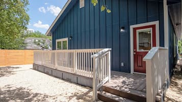 House (3 Bedrooms) | Balcony