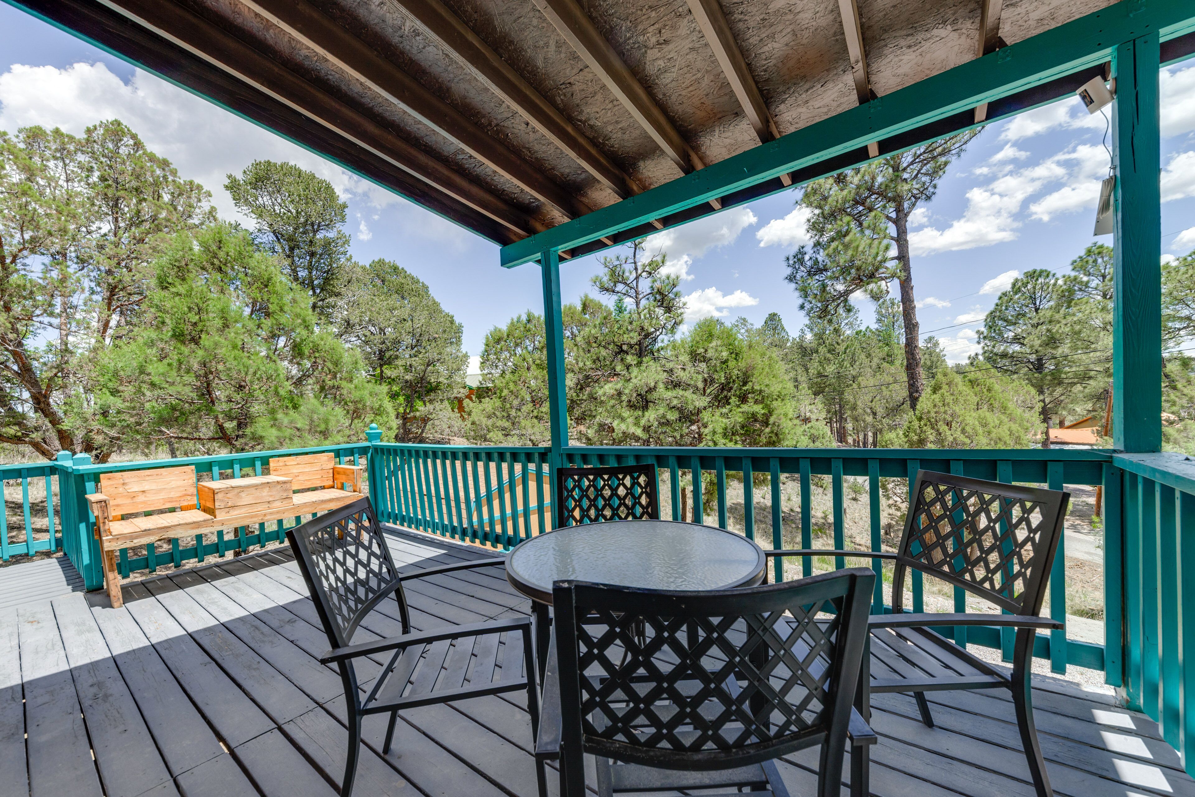 'Majestic Pines' Ruidoso Retreat w/ New Hot Tub!