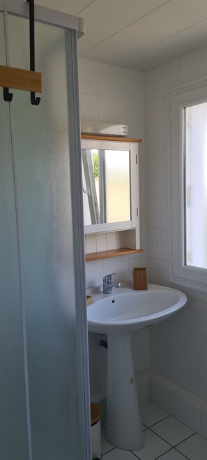 Shower, towels - Petite Maison Proche Bourg et à 4km des Plages de Sable Blanc (Cléder)