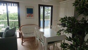 TV - Spacious  70 m² flat with Balcony and sea view! (Cannes)