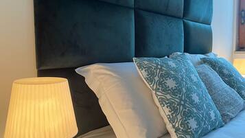 5 slaapkamers, een bureau, een strijkplank/strijkijzer, reisbedje