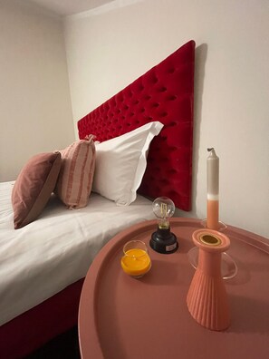 6 Schlafzimmer, Schreibtisch, Bügeleisen/Bügelbrett, Reisekinderbett