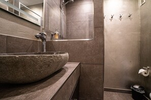 Een douche, een haardroger, handdoeken, zeep