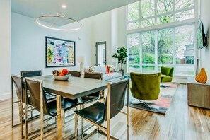 Interior - 8th Ave Rooftop Pad by Music City Luxury Stays (Nashville)