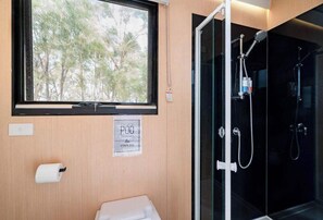 Shower, hair dryer, towels - Hill View at Euroa by Tiny Away (Balmattum)