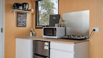 Kühlschrank, Mikrowelle, Herdplatte, Wasserkocher mit Kaffee-/Teezubehör