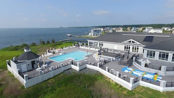 Piscine couverte, piscine extérieure
