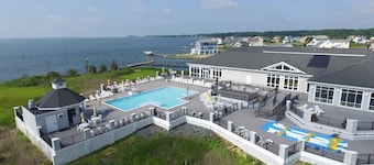 The Baywatch Bungalow in Captain's Cove - just 20 min. to Chincoteague Island!