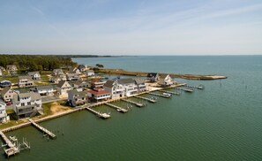 Marina - The Baywatch Bungalow in Captain's Cove - just 20 min. to Chincoteague Island! (Greenbackville)