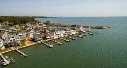 The Baywatch Bungalow in Captain's Cove - just 20 min. to Chincoteague Island!