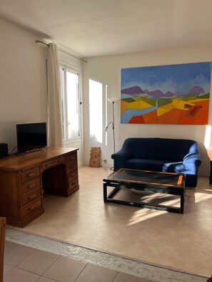 TV connectée, lecteur de DVD, livres, médiathèque