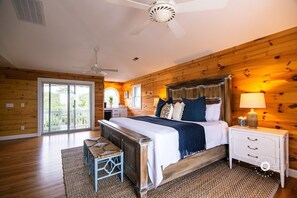 6 slaapkamers, een bureau, een strijkplank/strijkijzer, reisbedje