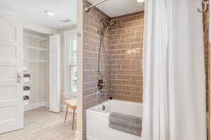 Badewanne, Haartrockner, Handtücher