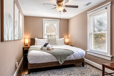 Four Bedroom House Walkable to Main St by StayLage