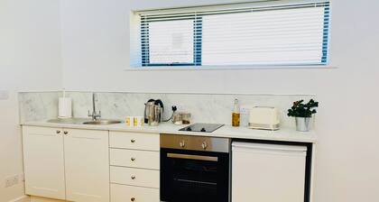 Cosy countryside retreat, edge of Frome near Bath. Pets welcome.