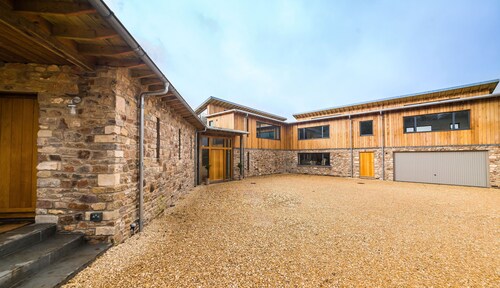 Cosy countryside retreat, edge of Frome near Bath. Pets welcome.