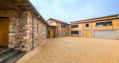 Cosy countryside retreat, edge of Frome near Bath. Pets welcome.