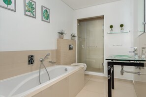 Banheira, secador de cabelo, toalhas de banho, shampoo