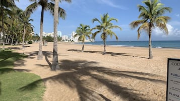 En la playa, camastros y toallas de playa