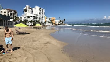 På stranden, solsenger og strandhåndklær
