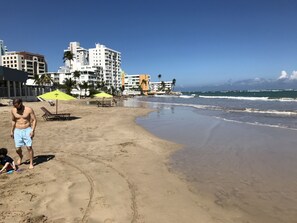 Am Strand, Liegestühle, Strandtücher