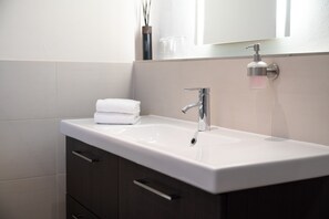 Dusche, Haartrockner, Handtücher, Seife